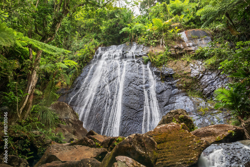 La coca falls.