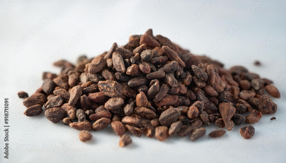 Semillas de cacao sobre una mesa blanca Semillas de cacao sobre una mesa blanca