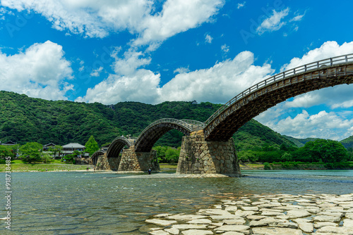 錦川にかかる木造アーチの錦帯橋 photo