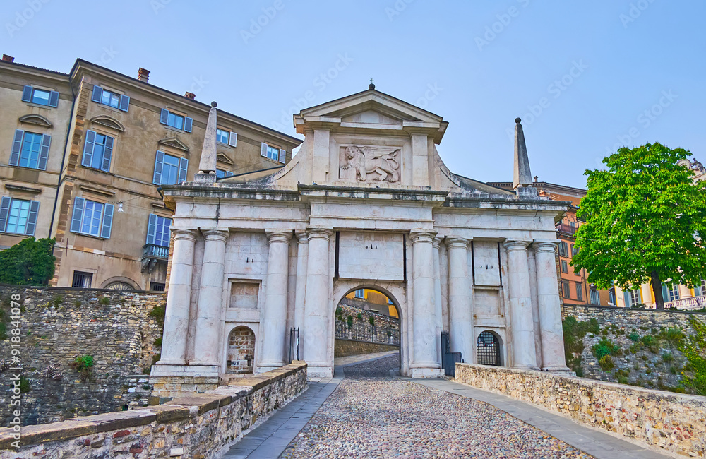 Obraz premium The medieval San Giacomo Gate, Bergamo, Italy
