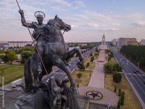 Foto The monument of Saint George killing the dragon, a Christian Martyr, in Kursk, a city in the western Russia, on the border with Ukraine