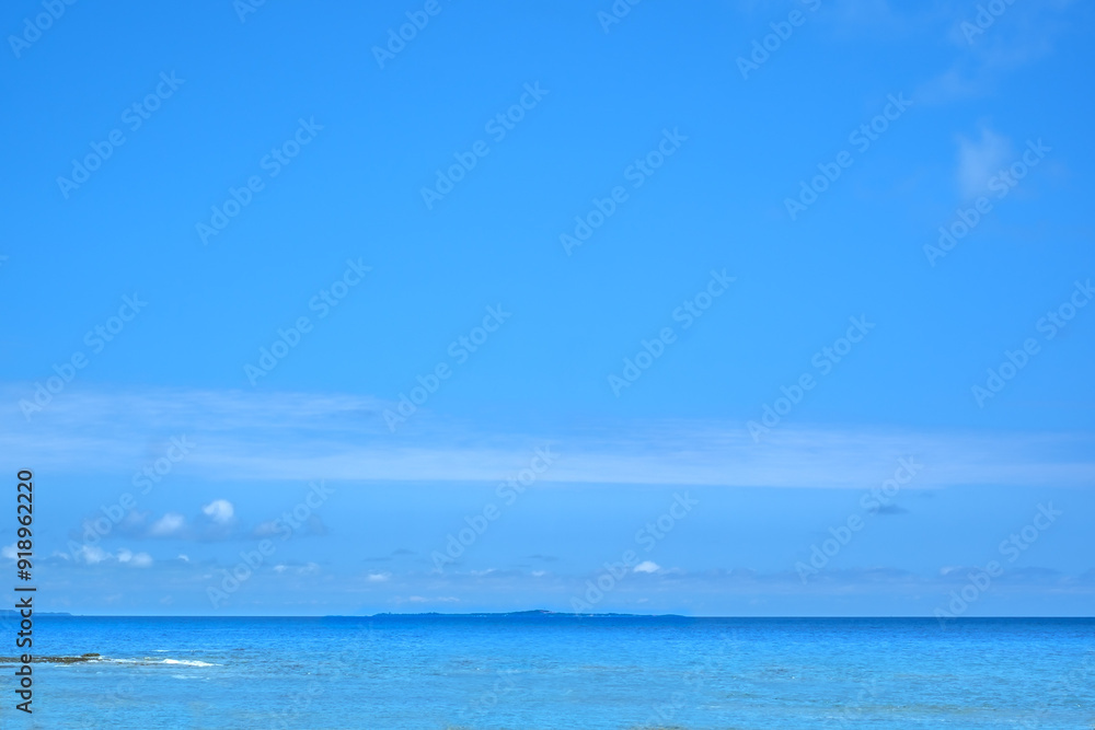 沖縄の青い海に浮かぶ平らな島影
沖縄の青い海に浮かぶ平らな島影