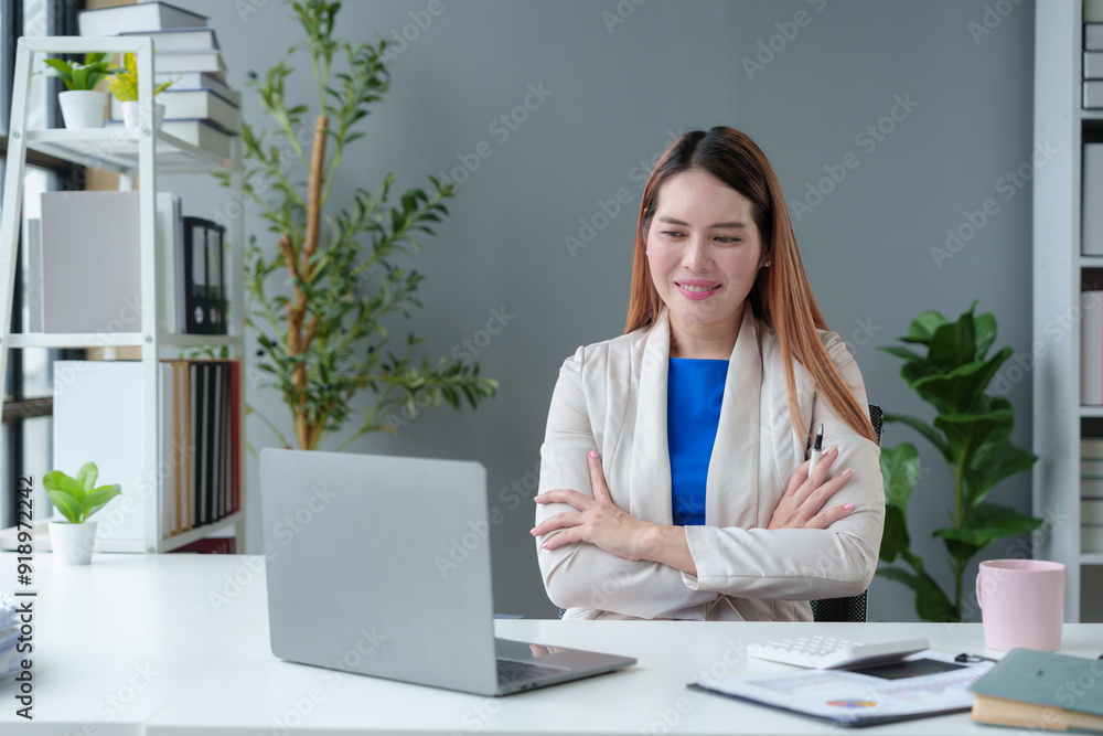 Startup business idea Professional business woman leading a smiling female organization, female administrative manager with arms crossed, smiling happily inside the office.