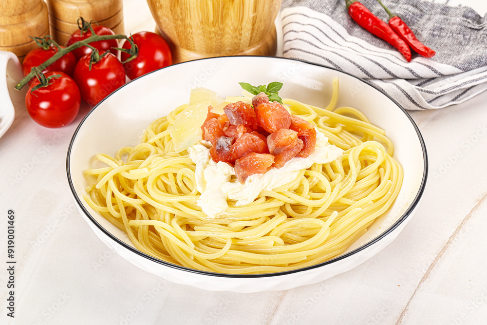 Pasta spaghetti with salmon and stracciatella Pasta spaghetti with salmon and stracciatella