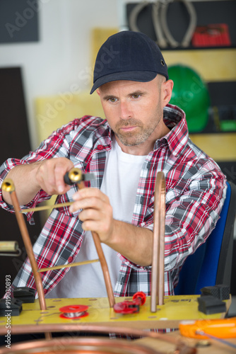 Fotografi plumber repairing copper pipe