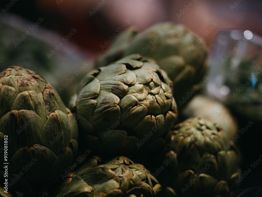 Obraz premium artichokes on a wooden background