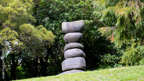 Foto Scenic landscape view of Peacemaker boulder sculpture in  Wellington Botanic Gar