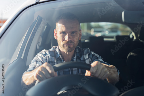 Obraz na płótnie The driver is a young attractive man driving a white car. w salonie