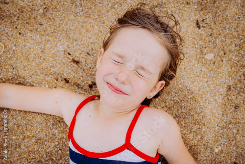 Enfant qui joue dans le sable à Oléron photo