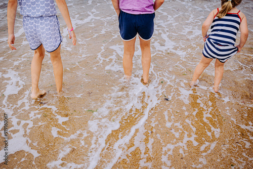 Les pieds dans l'eau à la plage