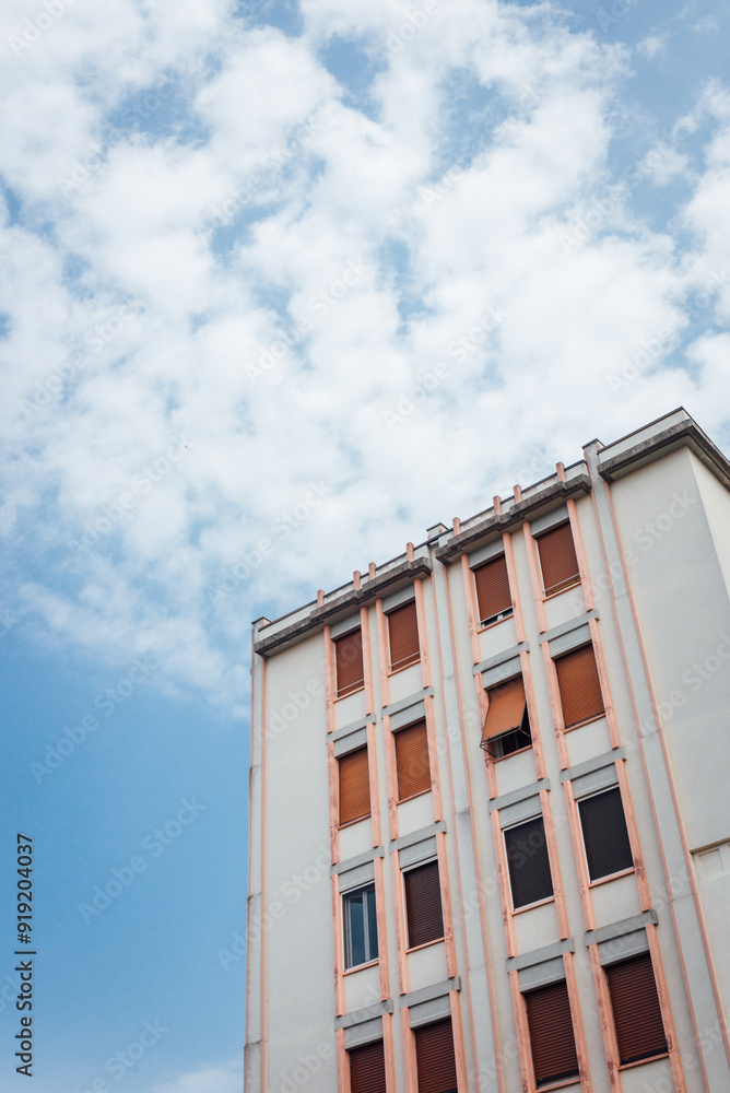Bâtiment à Verbania avec un ciel nuageux. Contre plongée d'un immeuble en Italie. Ciel moutonneux et immeuble. Appartements en Italie. Résidence populaire Bâtiment à Verbania avec un ciel nuageux. Contre plongée d'un immeuble en Italie. Ciel moutonneux et immeuble. Appartements en Italie. Résidence populaire