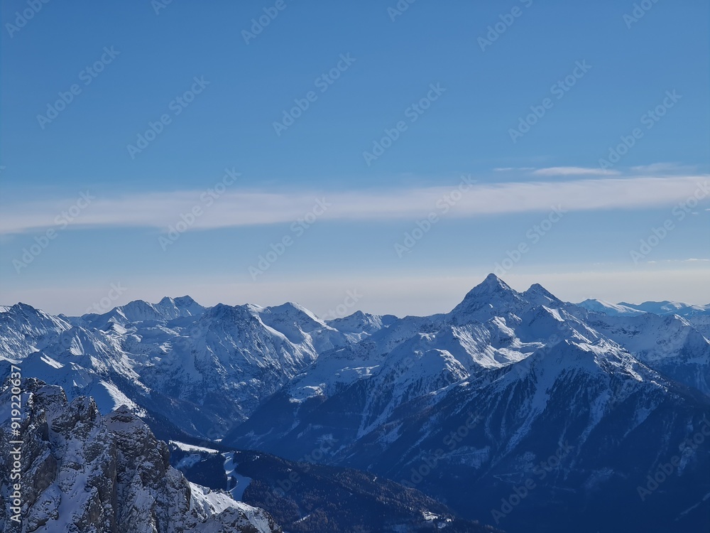 Obraz premium Photo von spitzegen Bergen im Winter und blauen Himmel
