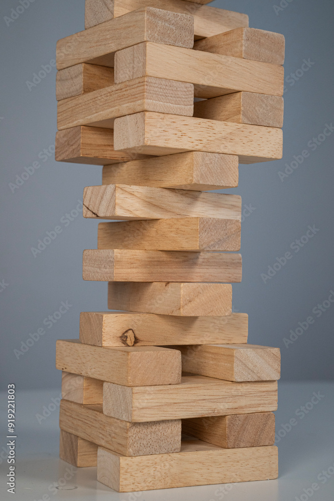 Gra jenga, usuwanie pojedynczych klocków drewnianych z bloku.