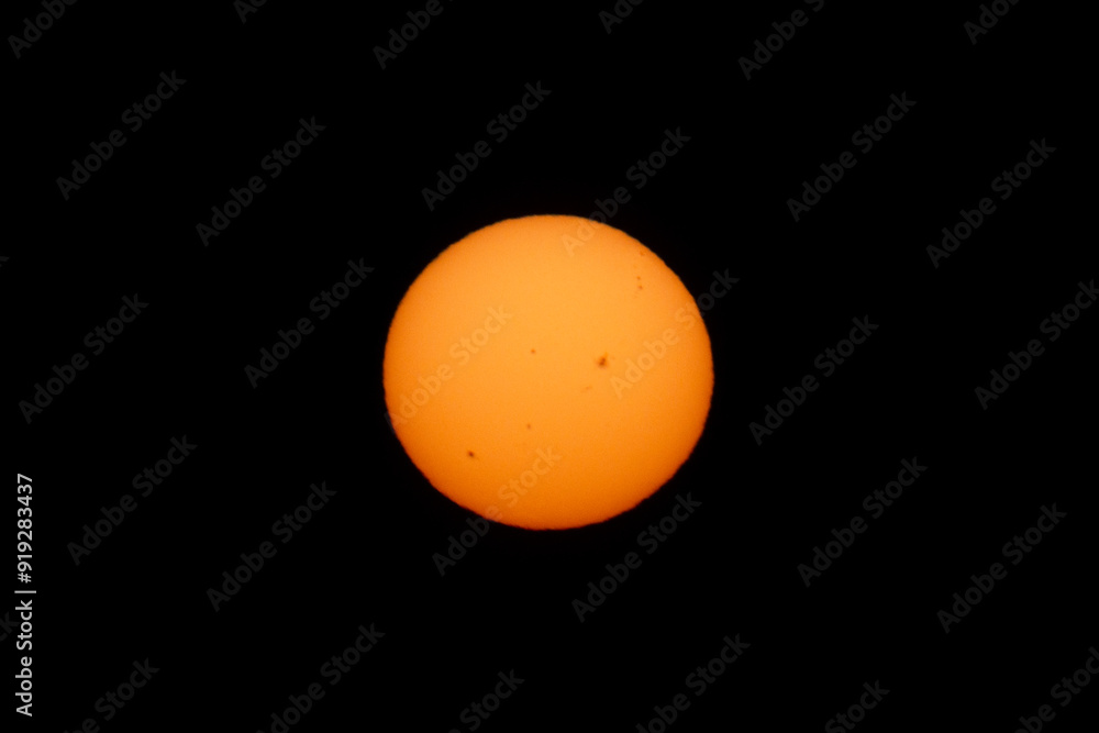 Sol filtrado al amanecer Sol filtrado al amanecer