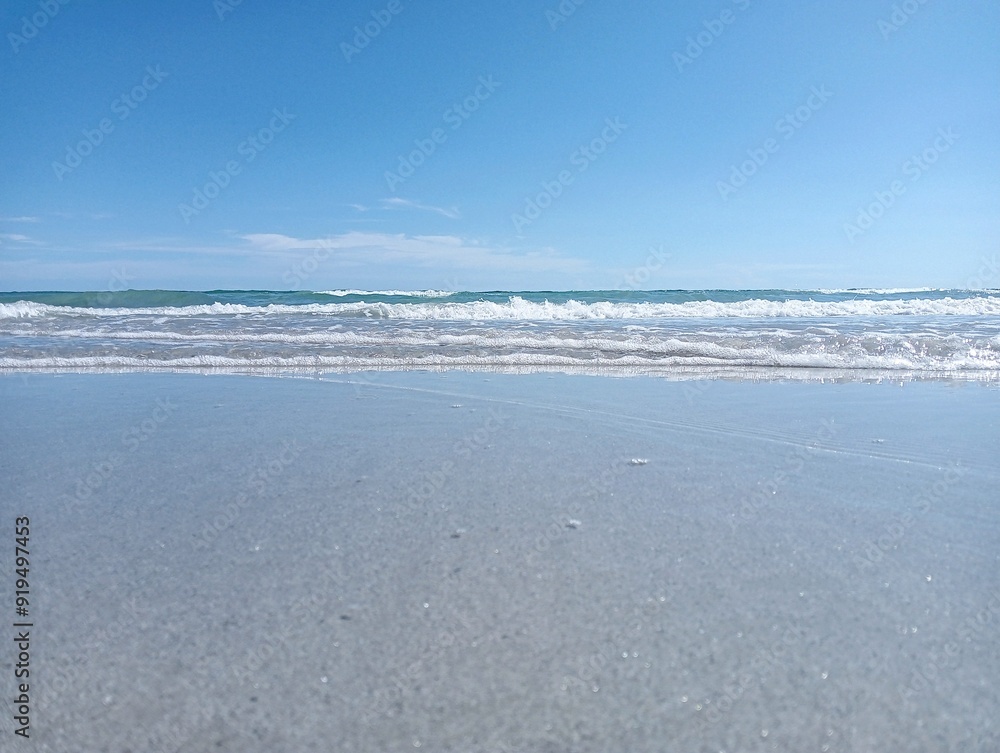 Obraz premium Wave of Sea Water and Clear Blue Sky Horizon