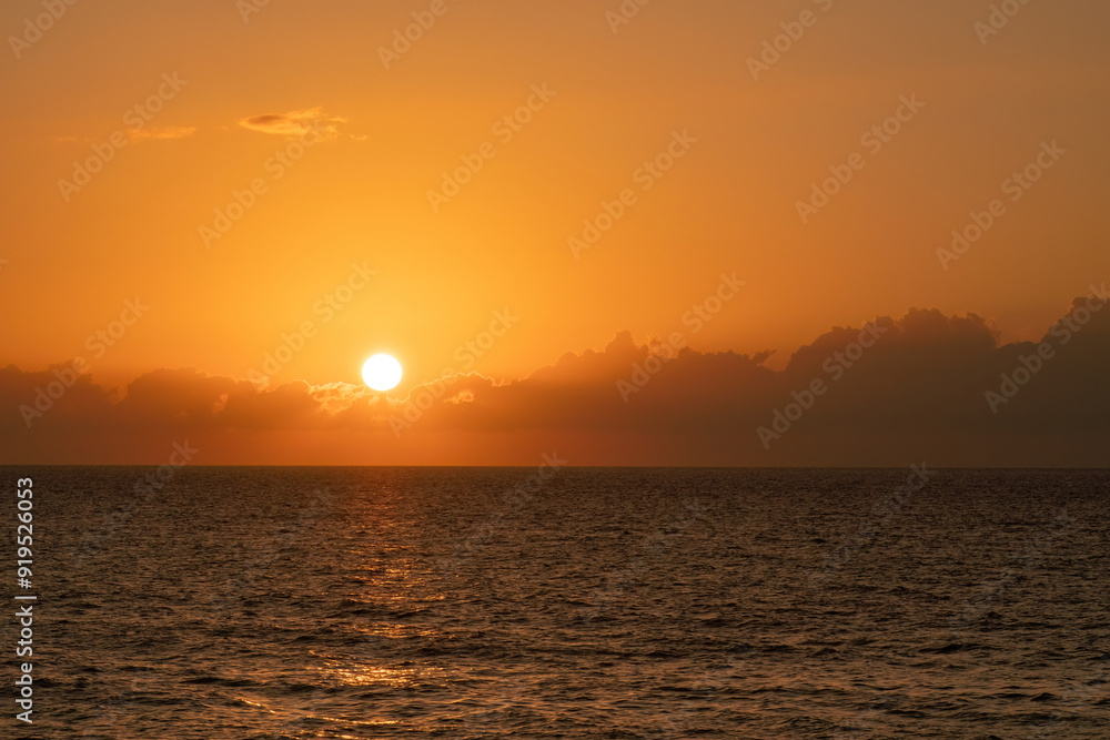 Naklejka premium 夕日と雲