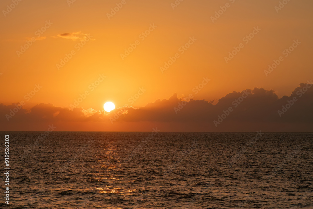 Naklejka premium 夕日と雲