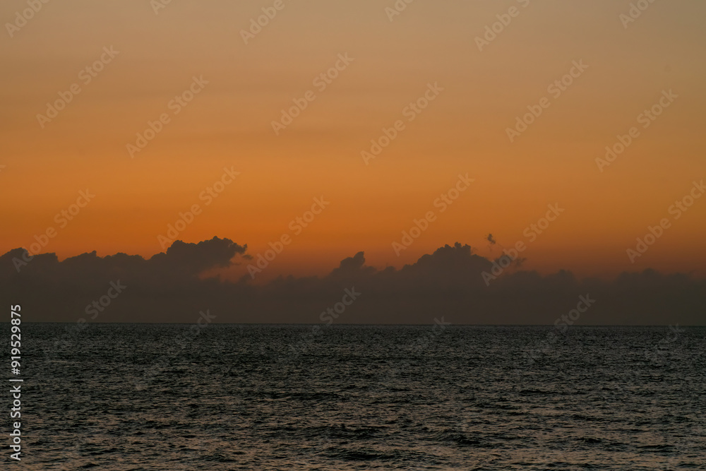 Naklejka premium 夕日と雲