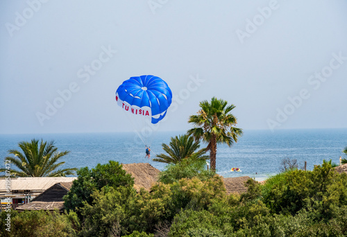 Parachute sur une plage méditerranéenne - Tunisie photo