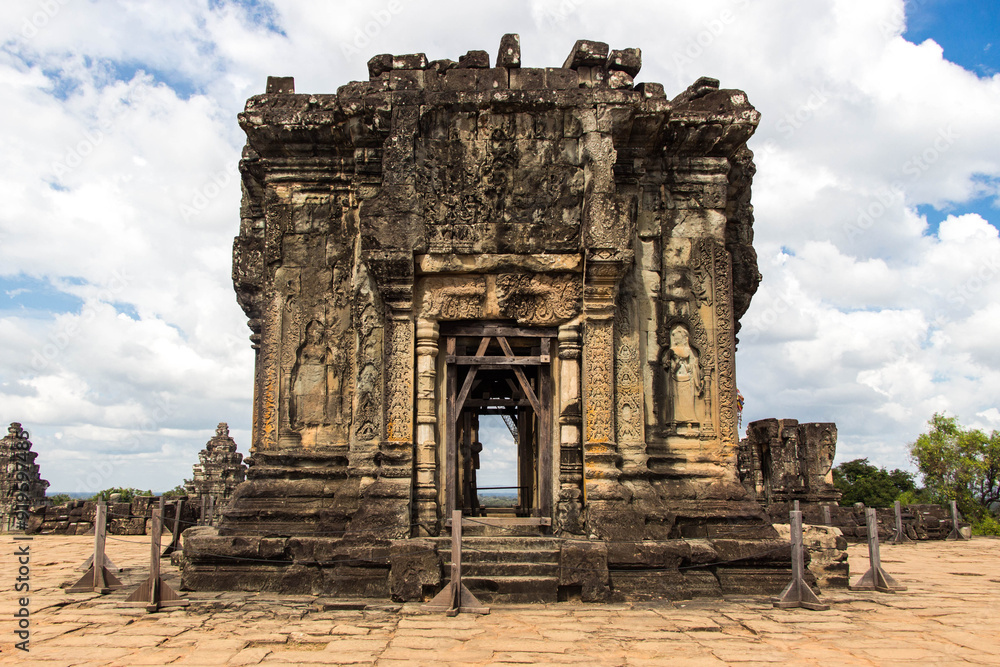 Naklejka premium PHNOM BAKHENG, ANGKOR ARCHAEOLOGICAL PARK, SIEM REAP, CAMBODIA - NOVEMBER 16, 2016: Phnom Bakheng is a hilltop Hindu temple in Angkor, Cambodia, offering stunning sunset views.