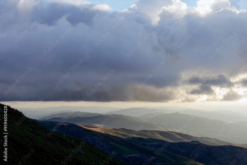 Obraz premium Beautiful mountains at sunset