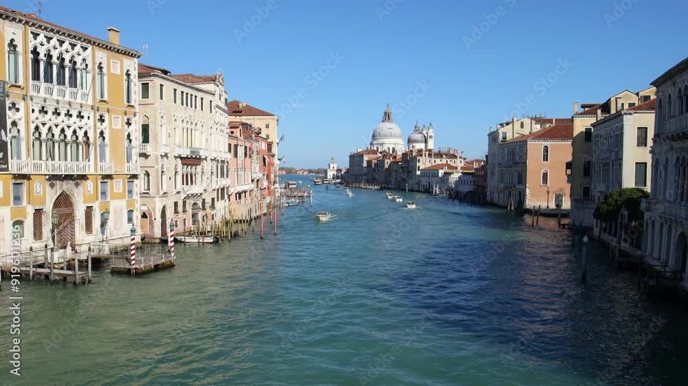 Bateaux sur le Grand Canal à Venise avec la basilique Santa Maria della Salute en arrière plan Bateaux sur le Grand Canal à Venise avec la basilique Santa Maria della Salute en arrière plan