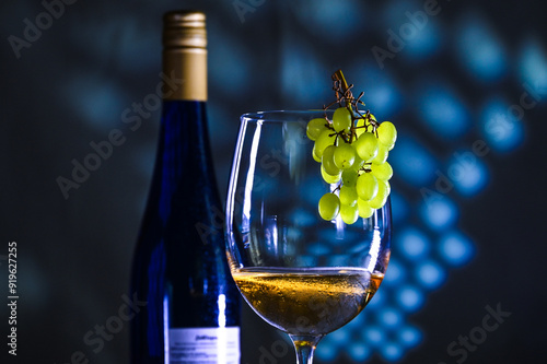 Obraz na płótnie blue bottle of white wine w salonie