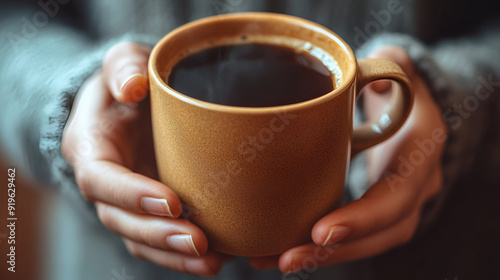 acercamiento de una mujer tomando cafe con rico aroma cafe caliente disfrutando de una taza de cafe caliente en el invierno