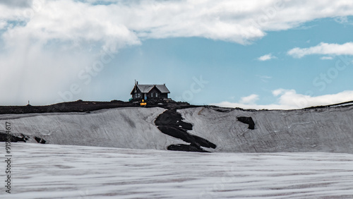 Shelter on the fimmvörðuháls trail.