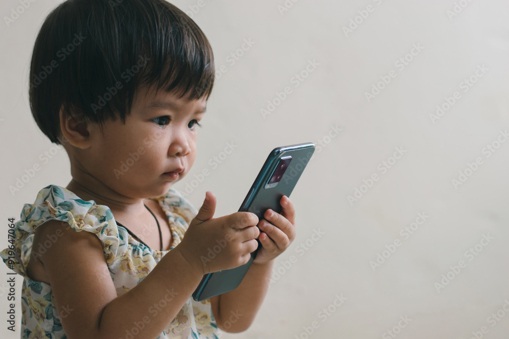 1 year old girl sucks cell phone child addicted to phone 1 year old girl sucks cell phone child addicted to phone