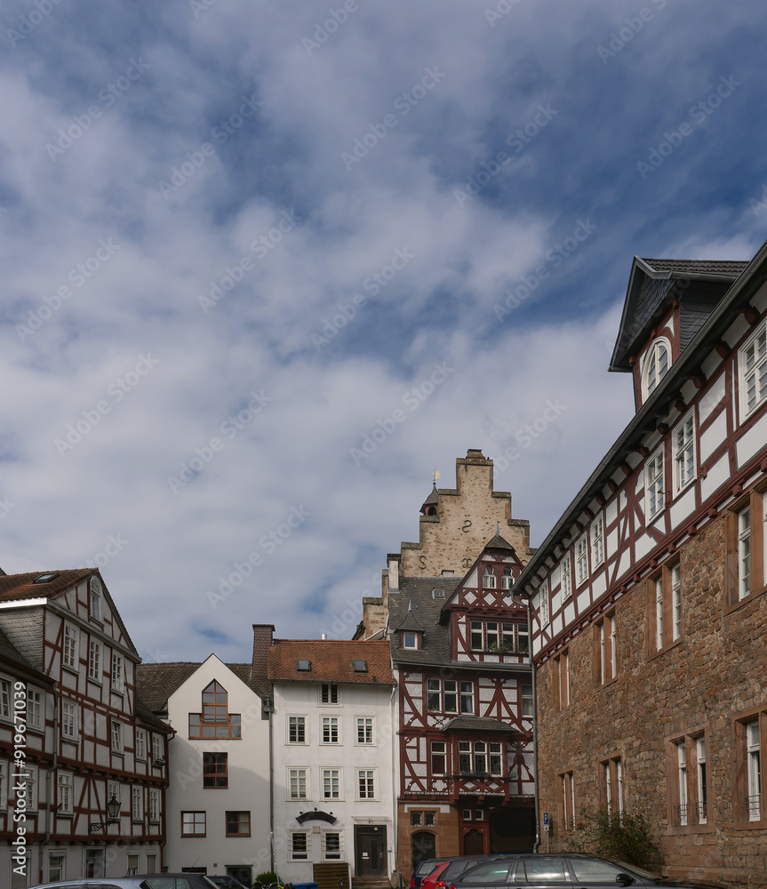 Fototapeta premium Fachwerkhäuser Altstadt Innenstadt, blauer Himmel Wolken