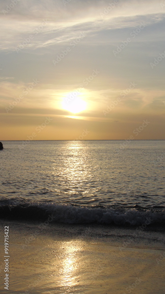 Fototapeta premium Le soleil se couche sur la mer