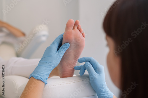 Fotografie The podologist examine the feet
