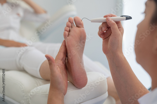 Foto A podologist checks the diabetic  foot  with a Diabetic Foot Probe