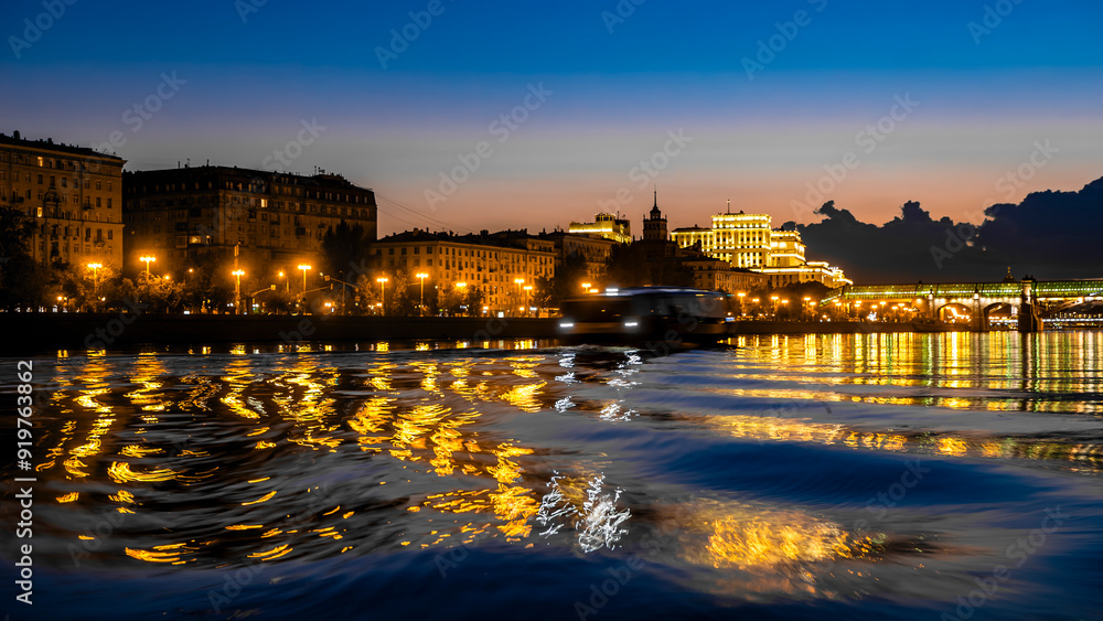 Obraz premium A beautiful serene river reflection at twilight showcasing an enchanting urban skyline
