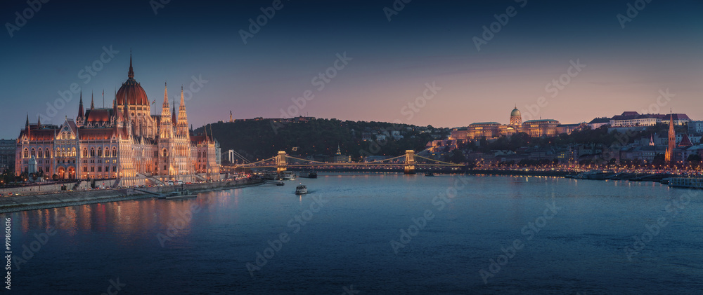 Obraz premium Hungarian Parliament, Danube River, Chain Bridge and Buda Castle at night - Budapest, Hungary
