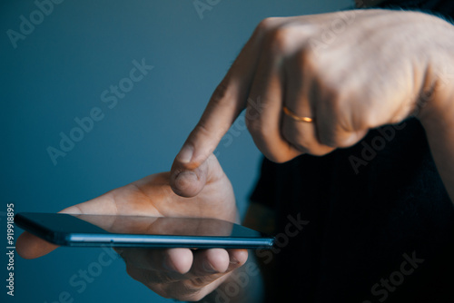 Fotografía Hombre tocando la pantalla de su teléfono