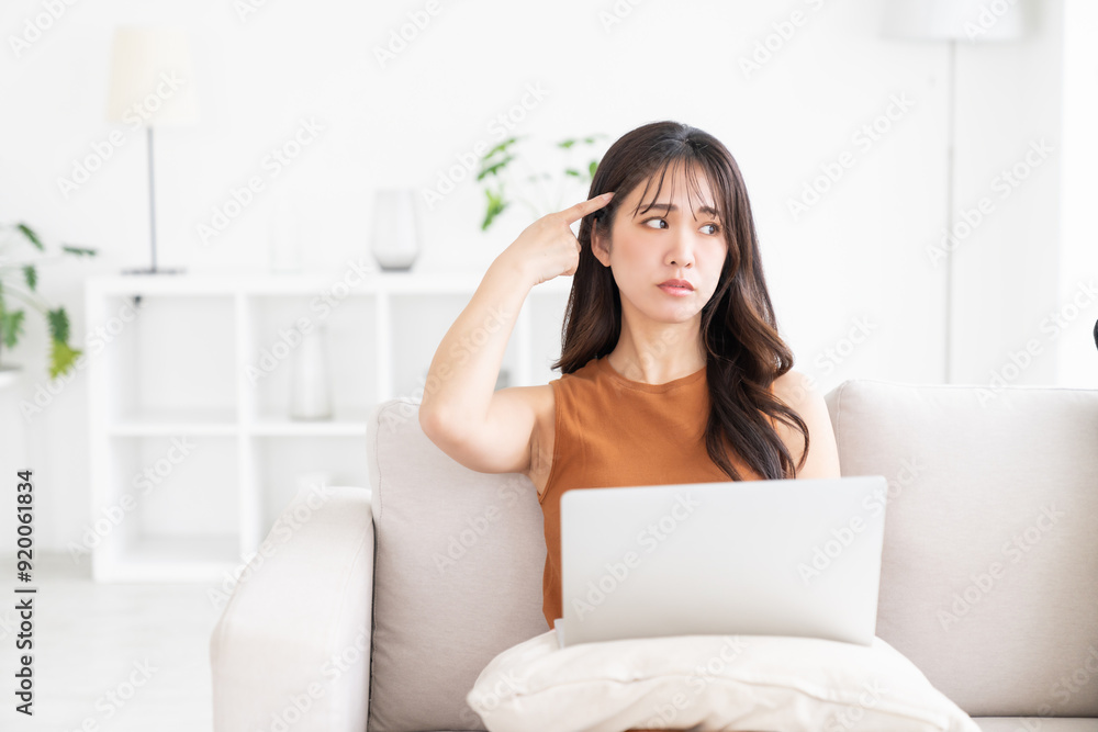 若い女性 ラップトップコンピューター トラブル 若い女性 ラップトップコンピューター トラブル