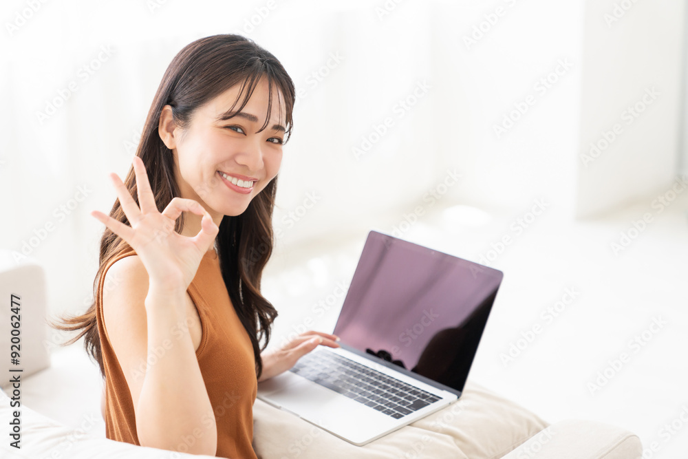 若い女性 ラップトップコンピューター 若い女性 ラップトップコンピューター