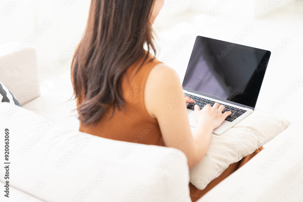 若い女性 パソコン 手元 若い女性 パソコン 手元