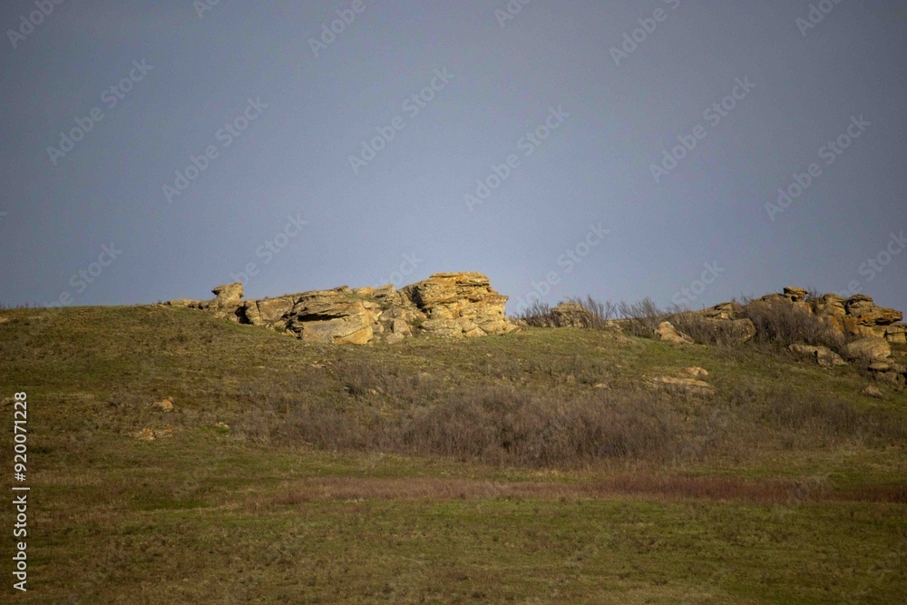 Obraz premium A Strong Rock formation sitting on Hill