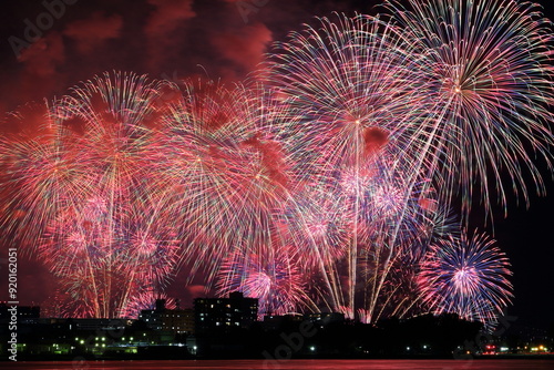 大津市の街の灯りと琵琶湖の花火