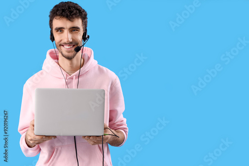Male technical support agen...