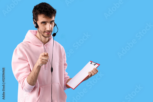 Male technical support agen...