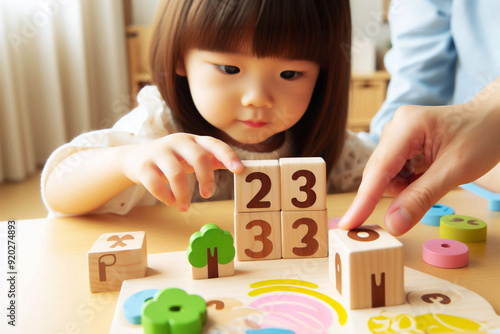 ブロックで遊ぶ幼児