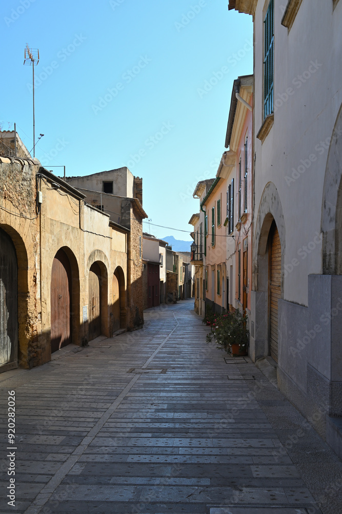 Φωτογραφία eine strasse in der altstadt von alcudia auf mallorca, spanien