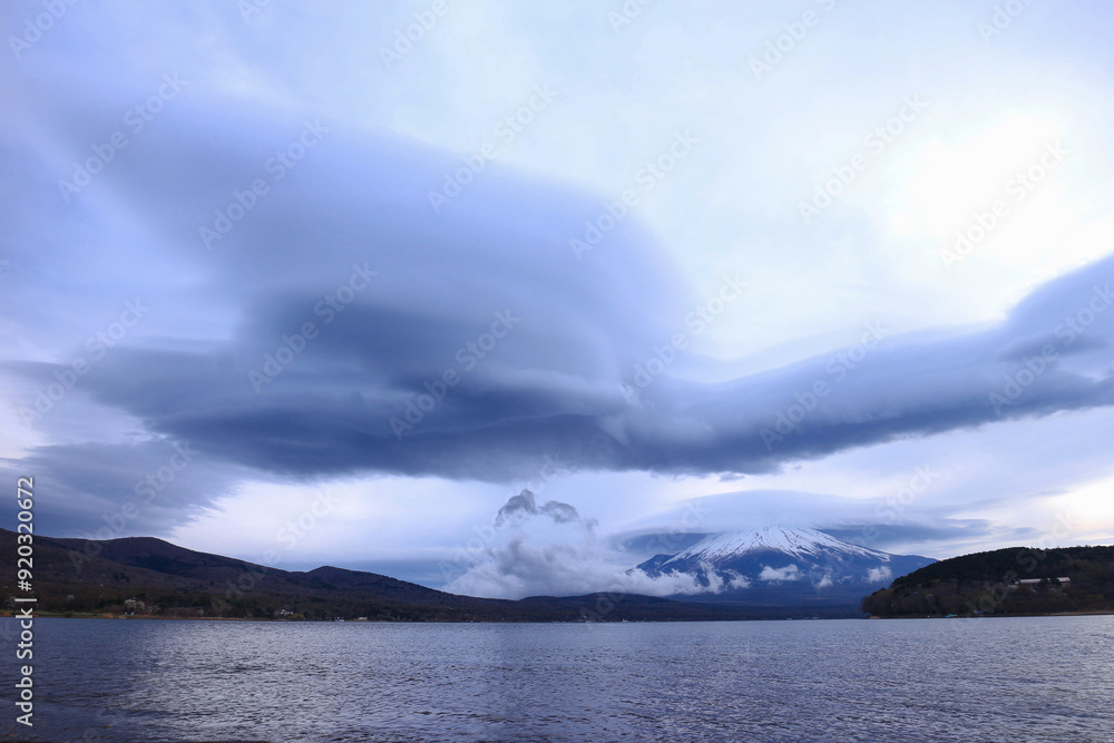 山中湖村 富士山と笠雲 つるし雲 山中湖村 富士山と笠雲 つるし雲