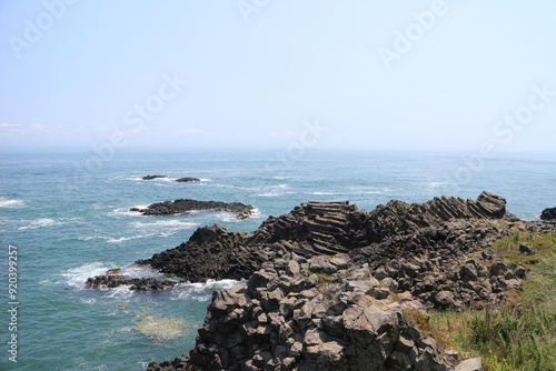 주상절리가 보이는 바다 풍경(Seascape with columnar joints visible)-1 photo