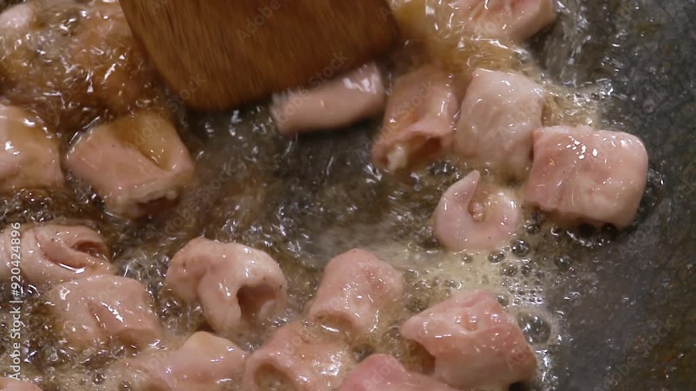 뜨거운 팬 위에서 기름에 지글거리는 돼지 막창 구이 뜨거운 팬 위에서 기름에 지글거리는 돼지 막창 구이