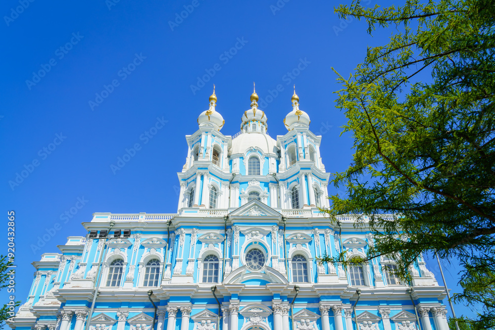 Obraz premium Smolny Cathedral in Saint-Petersburg against a blue sky.